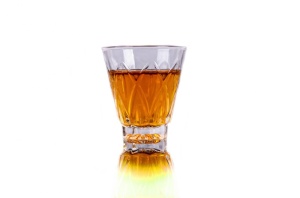 透明、玻璃丸、酒、酒吧、酒吧招待、倒酒、特写、准备