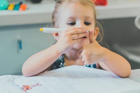 女孩用拇指指了指