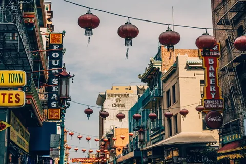 白天挂在街上的红色中国纸灯笼 白天挂在街上的红色中国纸灯笼