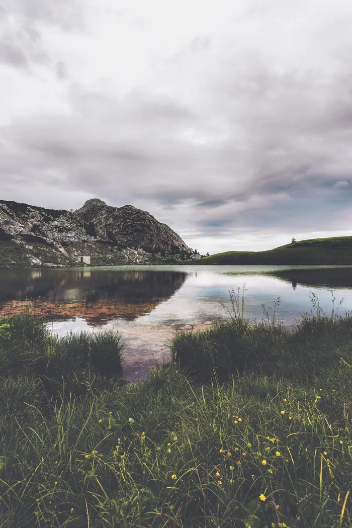 白云下湖上的灰色小山