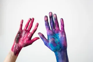 两只手上涂满了颜料