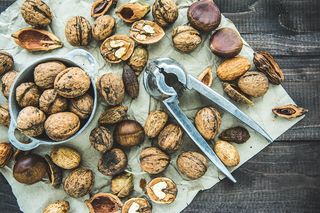 奶酪、开瓶器、餐桌、台面、种子、坚果、食品、食品和饮料