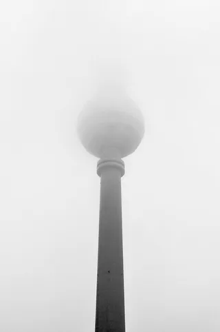 白塔，建筑，建筑，基础设施，塔，地标，摩天大楼，雾