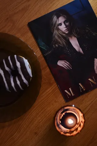 盘子里的巧克力甜甜圈