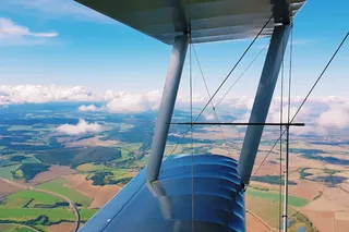 白色、灰色、双平面、空中、飞机、飞机、飞机、机翼
