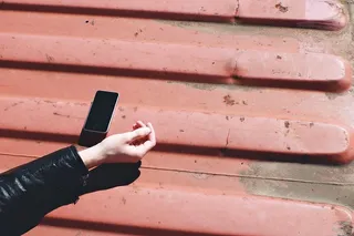 靠近人手的黑色智能手机