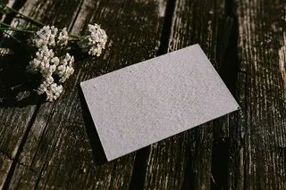 木头上的小花、铅笔和其他东西