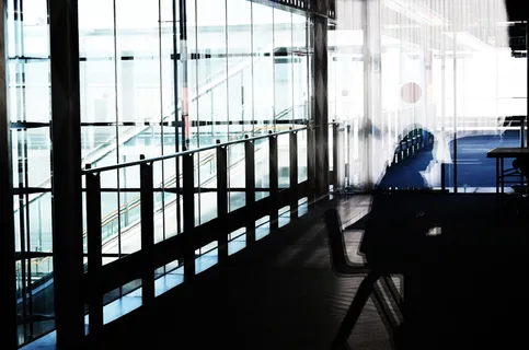 坐在栏杆附近椅子上的人