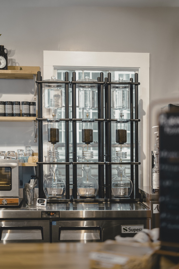 灰色钢制外壳，室内，货架，玻璃材质，无人，透明，教育，容器