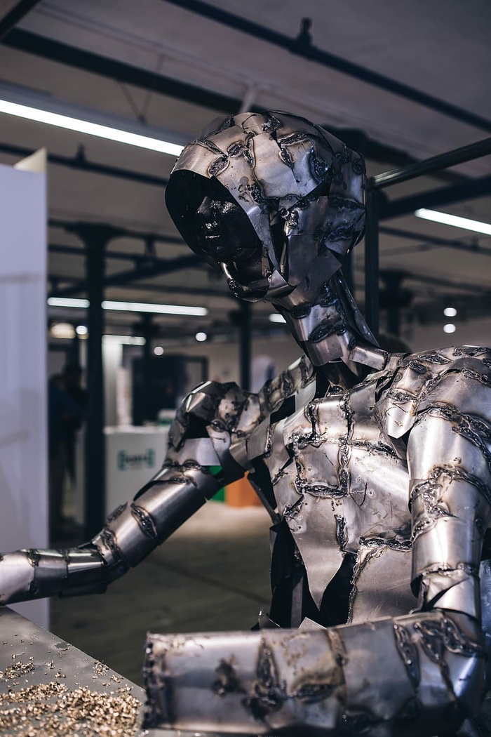 一张满是金属屑的桌子旁的金属人像