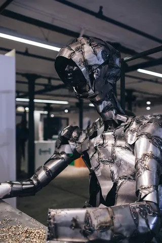 一张满是金属屑的桌子旁的金属人像