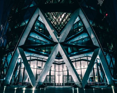 建筑建筑的灰度照片