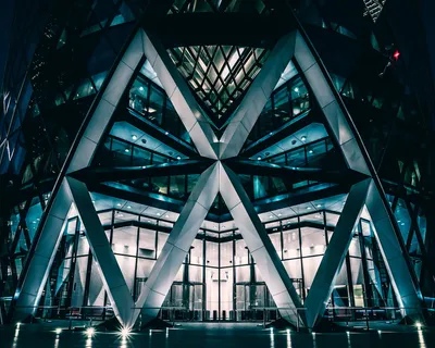 建筑建筑的灰度照片