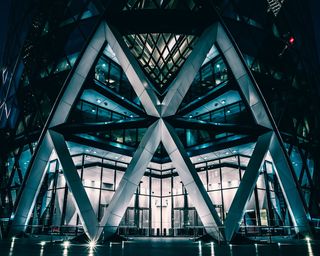 建筑建筑的灰度照片