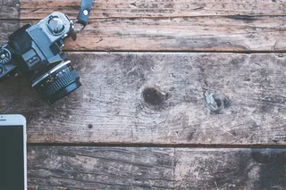 棕色木板上的黑白单反相机