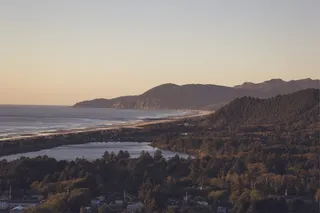 树木，海洋，白天，灰色，天空，山脉，风景，山脉