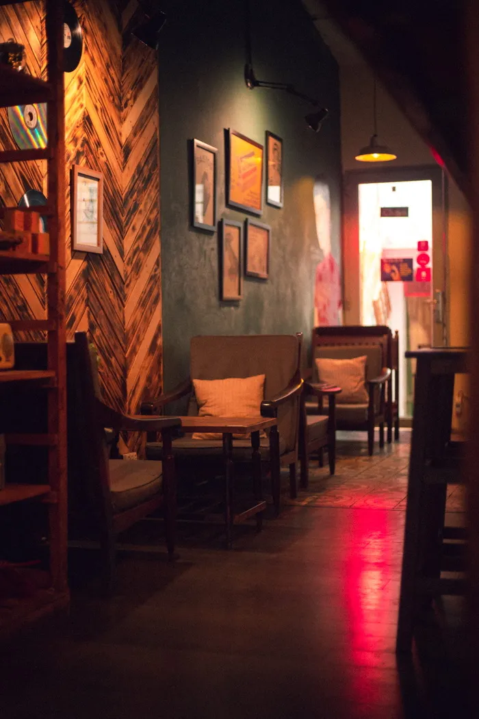 房间内摆放好桌椅