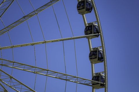 黄色和蓝色摩天轮