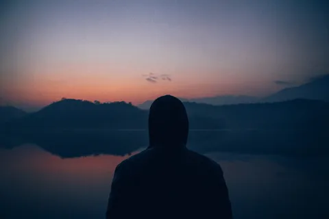 水附近的人,人,连帽衫,站着,身体,水,山,湖 水附近的人,人,连帽衫,站着,身体,水,山,湖