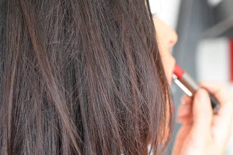 女人涂口红，口红，化妆，美容，头发，棕色，自然，艺术