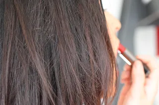 女人涂口红，口红，化妆，美容，头发，棕色，自然，艺术