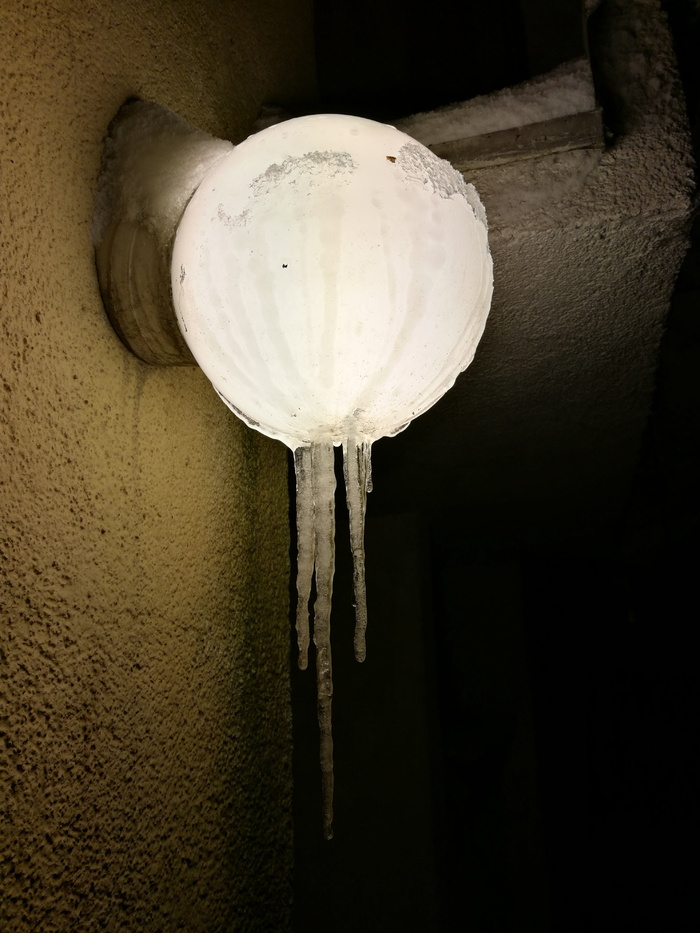 冬季，更换灯具，夜间，结冰，冰柱，无人，墙体建筑特征，室内
