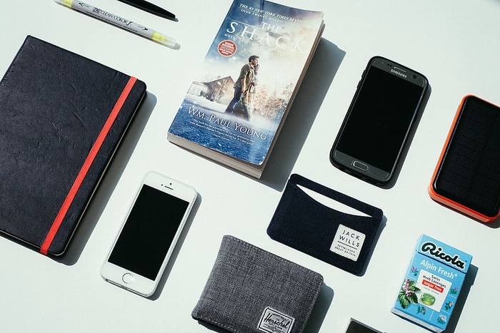 日常携带、edc、笔记本、持卡人、书籍、薄荷糖、iphone、赫歇尔