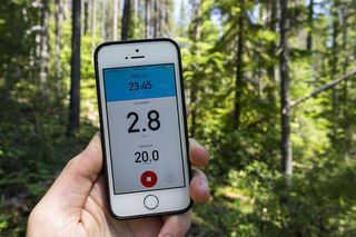 打开银色Iphone 5s和黑色外壳