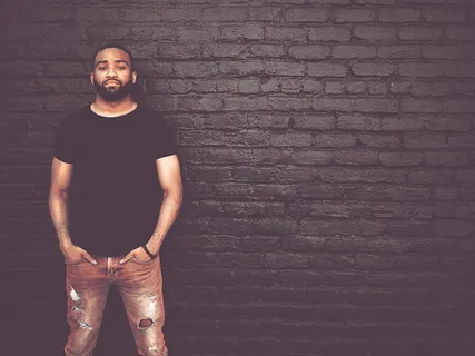 站在砖墙前的男子