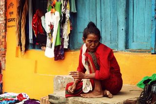 商人，街头小贩，老人，老人，传统服装，一个人，只有女人，成年人