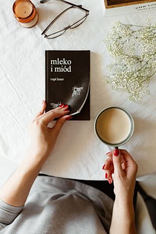 女人看书喝咖啡