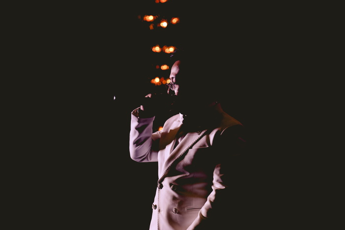 穿着灰色西装的男子