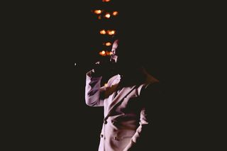 穿着灰色西装的男子