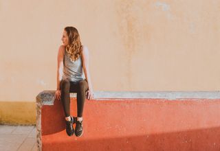 坐在窗台上的女人