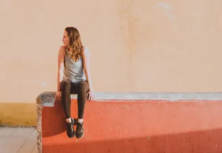 坐在窗台上的女人