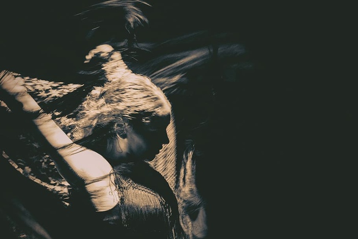 女性舞蹈的灰阶摄影