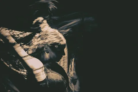 女性舞蹈的灰阶摄影 女性舞蹈的灰阶摄影