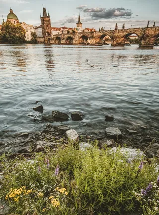 乌云蓝天下的桥与河