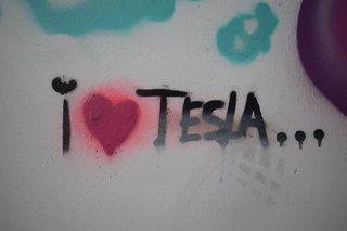 我喜欢白色背景上的特斯拉文字