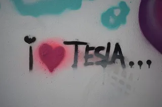 我喜欢白色背景上的特斯拉文字