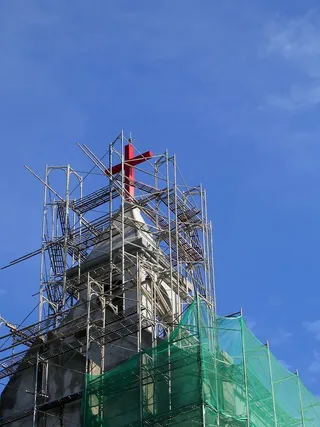 --蓝天下的脚手架红十字会