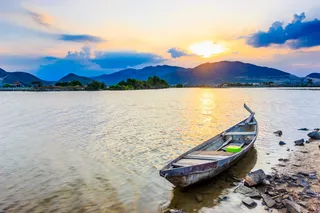 海岸上的灰色划艇