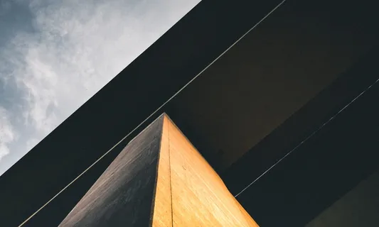 多云天空下黑褐色混凝土建筑的低角度摄影 多云天空下黑褐色混凝土建筑的低角度摄影