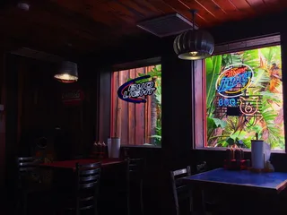 棕色天花板房间内的两个银色灯罩吊灯