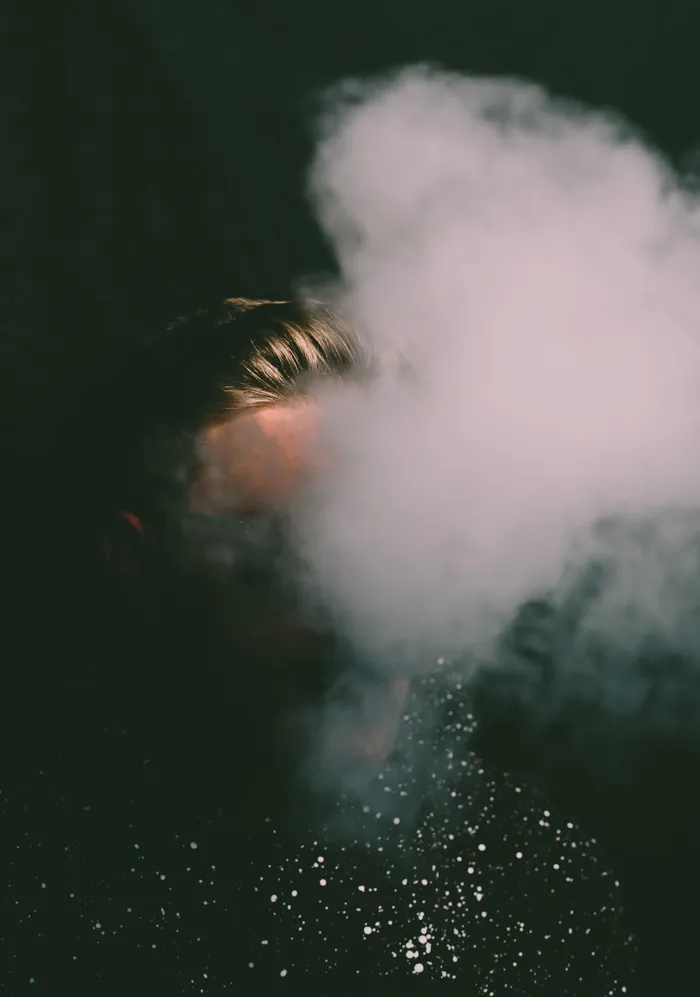 黑底白烟