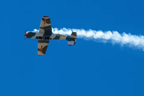 低角度摄影，绿色，白色，飞机，飞机，航空，空中