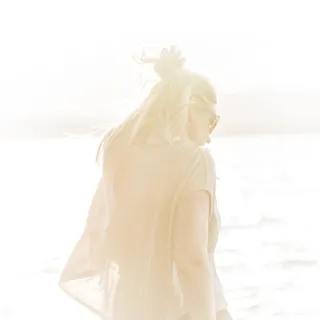 一个正在整理头发的女人