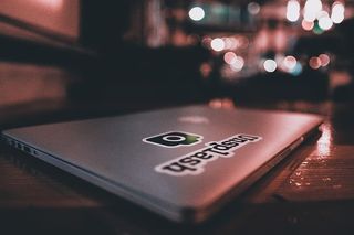 木质表面上的封闭式笔记本电脑