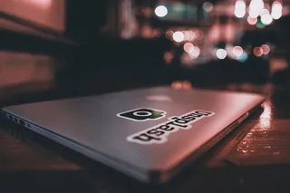 木质表面上的封闭式笔记本电脑