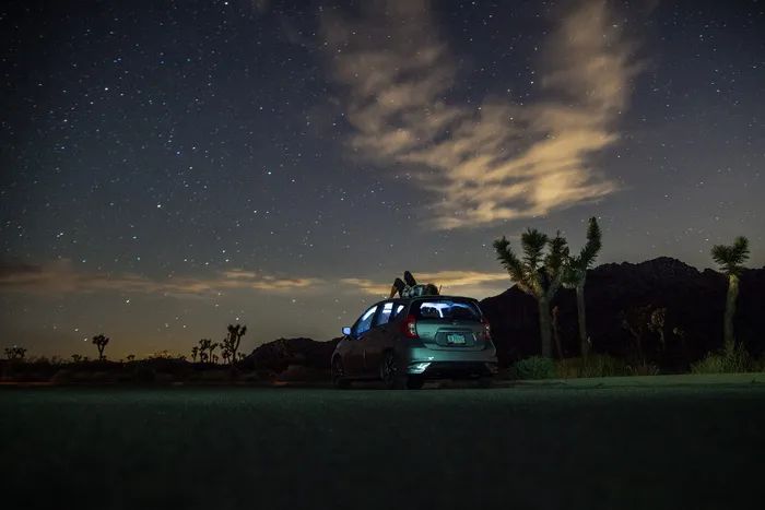 夜间蓝色星空下的灰色Suv